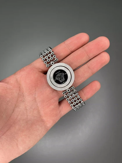 ساعت مچی ورساچه قاب چرخشی بند سیلور صفحه مشکی Versace