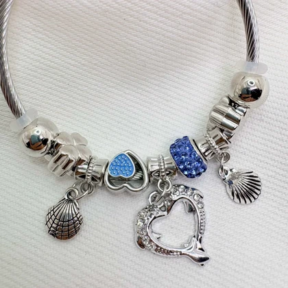 دستبند بنگل استیل طرح «پاندورا اقیانوسی» | با آویز صدف و قلب آبی