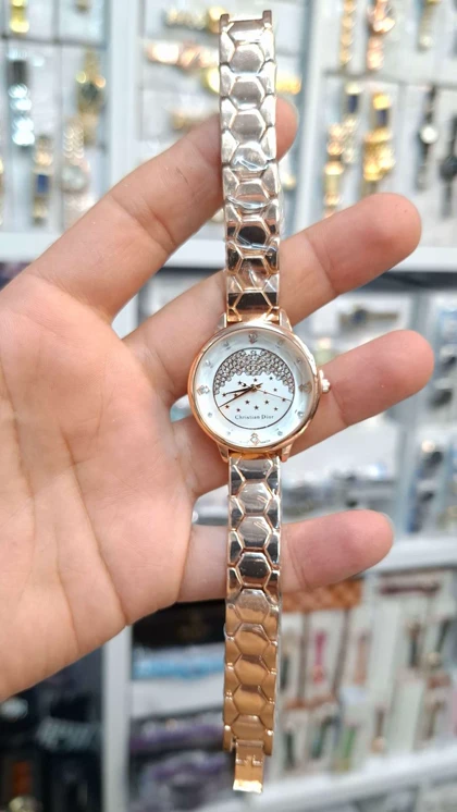 ساعت مچی زنانه دیور Dior موتور کوارتز باکیفیت و طراحی زیبا