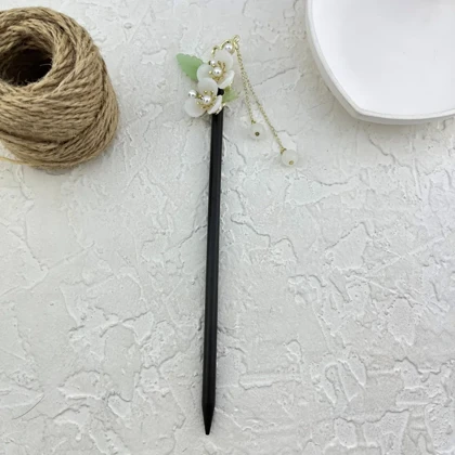 کانزاشی مو زنانه چوبی با آویز گل و مروارید مدل پرلینا