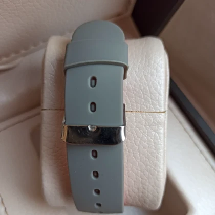 ساعت مچی زنانه طرح آیس طوسی با قفل سگکی