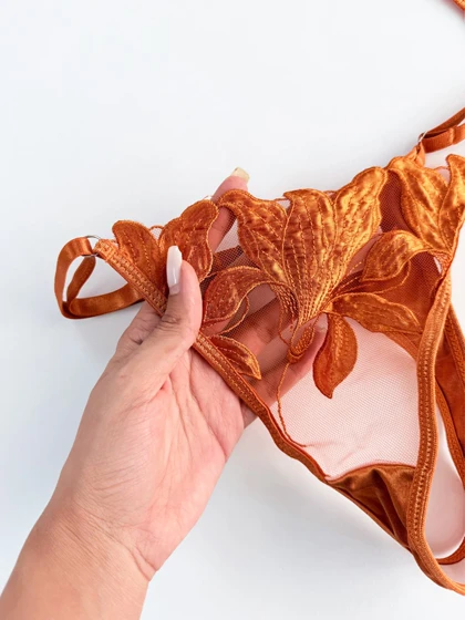 ست شورت و سوتین فنر دار تور و دانتل طرح برگ وسط قلب نارنجی