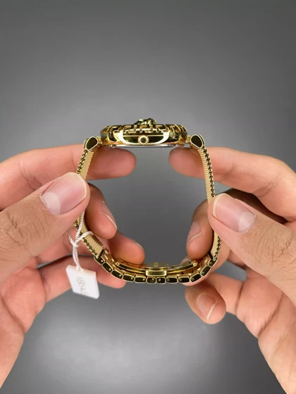 ساعت مچی ورساچه بند حصیری طلایی صفحه سفید Versace