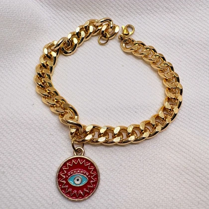 دستبند کارتیر استیل طرح «چشم‌نظر خورشیدی» | زنجیر کوبایی طلایی با پلاک میناکاری قرمز