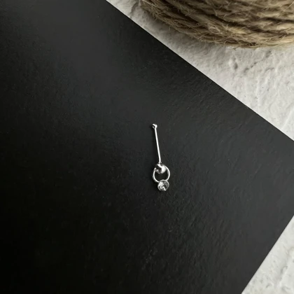 پیرسینگ بینی نقره‌ای با آویز نگین