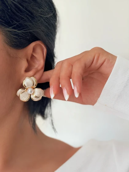 گوشواره های گل سفید میناکاری