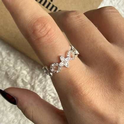 انگشتر دایره و گل نگین‌دار