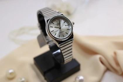 ساعت کاسیو مردانه بدنه استیل رنگ صفحه نقره ای روشن و گرد تاریخ شمار تمام استیل قفل ریلی کیفیت عالی