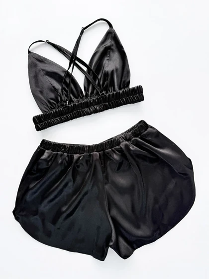 ست لباس خواب نیم‌تنه بند ضربدری و شورتک ساتن