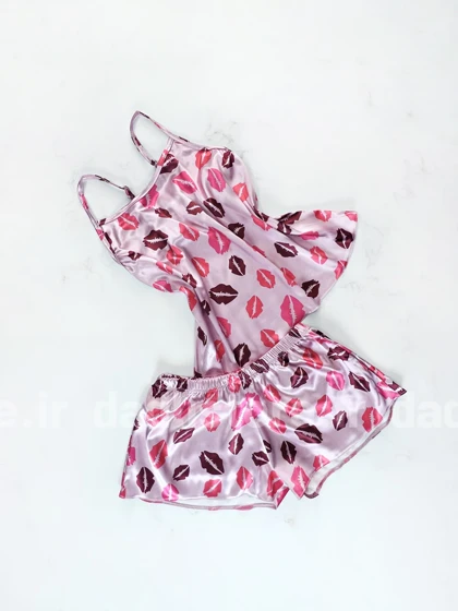 ست لباس خواب تاپ و شورتک ساتن طرح بوسه