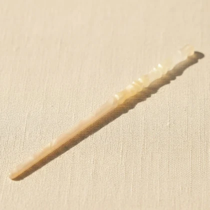 کانزاشی مو زنانه رزینی شفاف شیری با طرح ظریف موج‌دار مینیمال لوکس