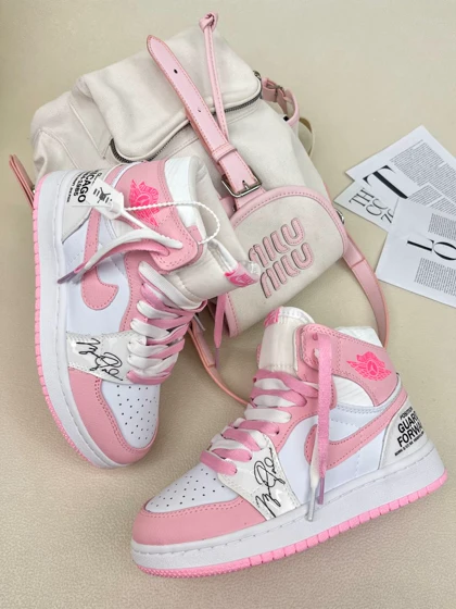 کتانی ساق‌دار زنانه ساق‌دار ایر جردن 1 امضای شیکاگو صورتی 1 NIKE AIR JORDAN کد 912