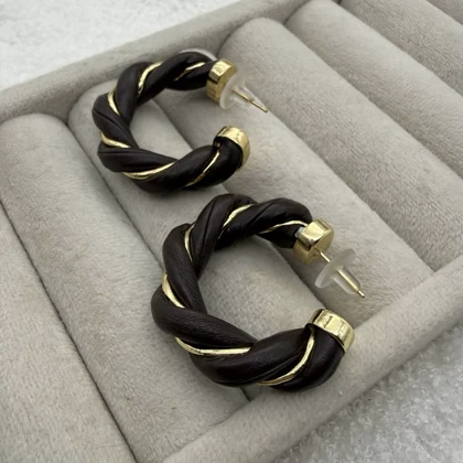 گوشواره چرم قهوه ای با طرح سیم پیچ طلایی