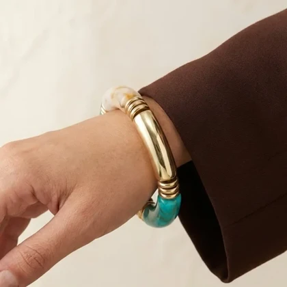 دستبند زنانه بنگل رزینی و فلزی مدل مارسیا شیری–فیروزه‌ای