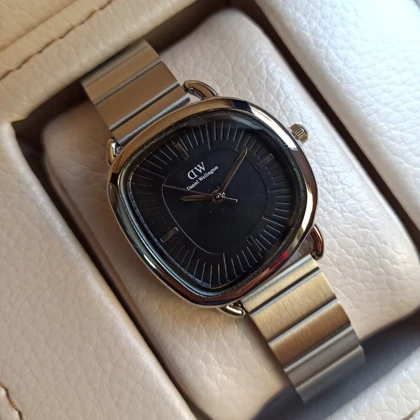 ساعت مچی زنانه دفرم DW طرح جولیوس بند استیل صفحه مشکی