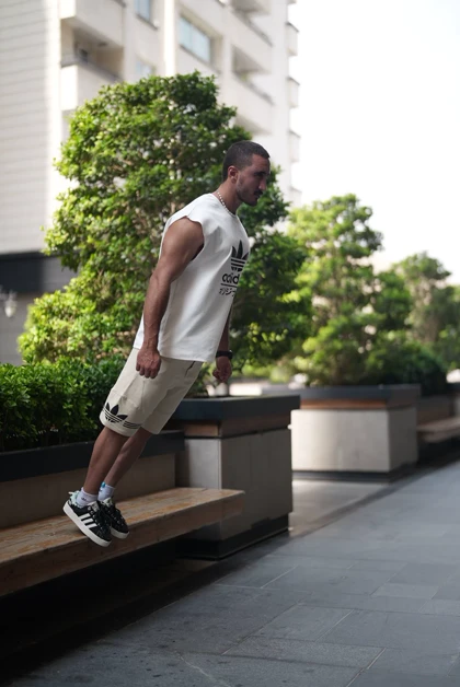 رکابی حلقه‌ای وست آدیداس سفید Pedro Pascal