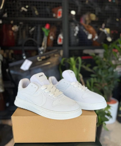 کتانی بزرگ پا نایک اس بی سفید