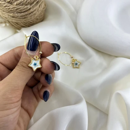 گوشواره زنانه حلقه‌ای مدل آوین طرح ستاره چشم نظر میناکاری طلایی