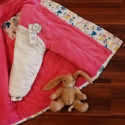 کاپشن فیلی دخترانه داخل صورتی