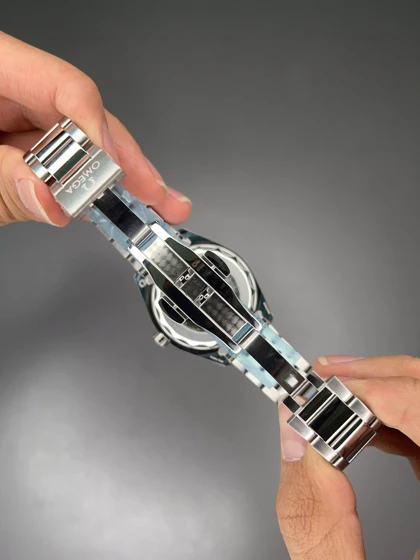 ساعت مچی امگا سیمستر جهان نما صفحه سبز Omega Seamaster Worldtimer