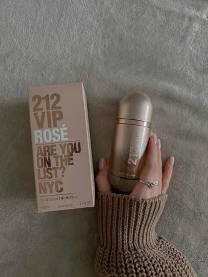 عطر کارولینا هررا 212 وی آی پی رز-Carolina Herrera 212 VIP Rose