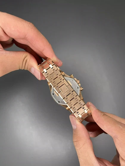 ساعت مچی اودمار پیگه کورنوگراف دور نگین رزگلد صفحه سفید Audemars Piguet