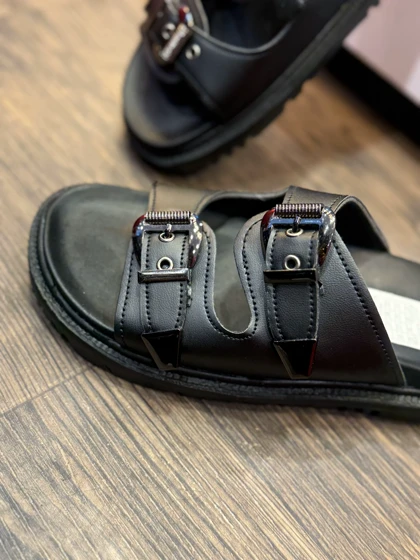 صندل زنانه دو سگک مشکی