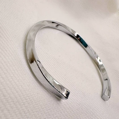 بنگل استیل مردانه مدل «پیچش» (Silver Twist) | مینیمال و رنگ ثابت