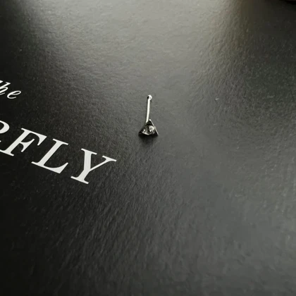 پیرسینگ بینی نقره‌ای طرح مثلث