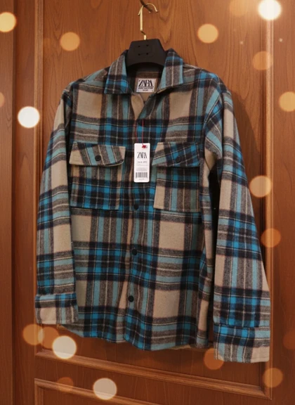 پیراهن پشمی چهارخونه با پارچه برس‌خورده نرم، در ترکیب رنگ کرم، آبی نفتی و مشکی با ته‌مایه‌های خاکی – کد 989