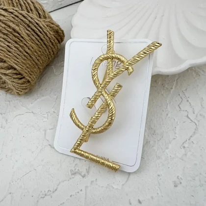 گل سینه طرح YSL طلایی، استایلی بی‌نظیر برای بانوان خوش سلیقه