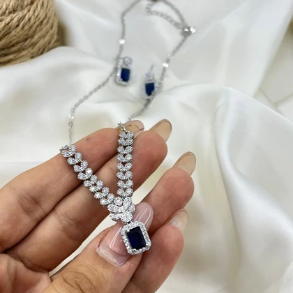 نیم ست زنانه مدل آبیار طرح یاقوت کبود نگین‌دار