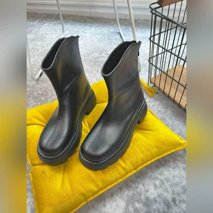 بوت وسط اخم