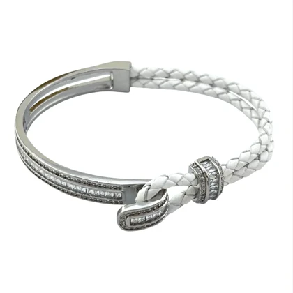 دستبند زنانه مدل آدلیا سفید با بافت چرمی و جزئیات نقره‌ای