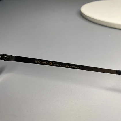 عینک آفتابی آیس‌برلین با فریم تیتانیوم و لنز پلی‌کربنات پلاریزه UV400 انعطاف‌پذیر و نشکن