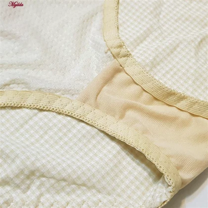 ست شورت و سوتین زنانه فنردار چهارخانه مدل بند متحرک کرم پدلی کد 5131-P130