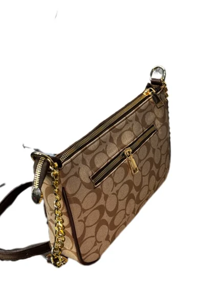 کیف دوشی دخترانه کوچ مدل لاوین کرم با نوشته قهوه‌ای چرم صنعتی درجه یک