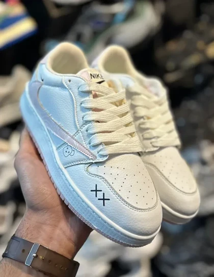 کتانی زنانه ترویس نورث فیس سفید صورتی