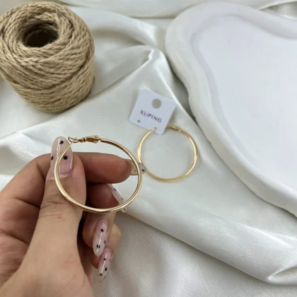 گوشواره زنانه حلقه‌ای مدل درخشان ژوپینگ رنگ ثابت طلایی
