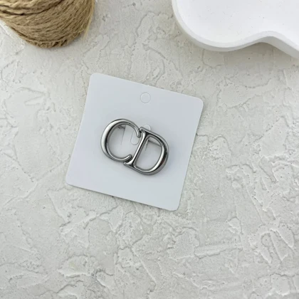 گل سینه شیک زنانه طرح دیور، انتخابی خاص برای شما