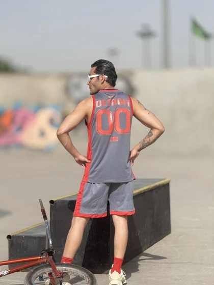 ست رکابی و شلوارک PISTONS بسکتبالی بدنسازی طوسی