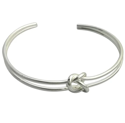 دستبند زنانه بنگل مدل سیلوکنات طرح گره مینیمال نقره‌ای