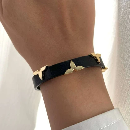 دستبند چرم زنانه طرح لویی ویتون با قفل کمربندی شیک