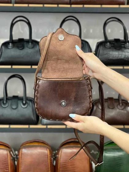 کیف چرم زنانه قهوه ای سوخته ابر و بادی ساده چرم اصل گاوی