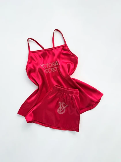 ست لباس خواب تاپ و شورتک ساتن نگین‌دار ویکتوریاسکرت