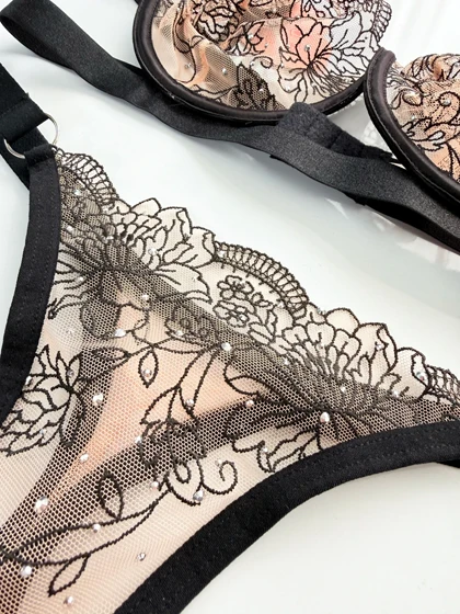 ست شورت و سوتین فنر دار گیپور فانتزی نگین‌دار شهره