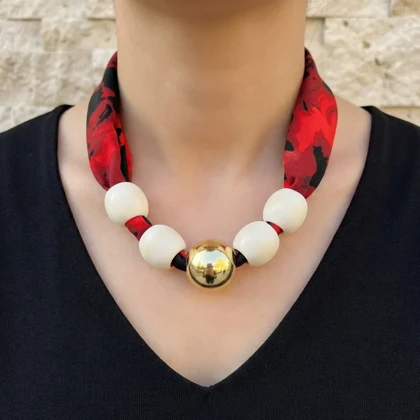 گردنبند زنانه مدل روژا گلد طرح مروارید لوکس با پارچه قرمز‑مشکی و مهره‌های سفید
