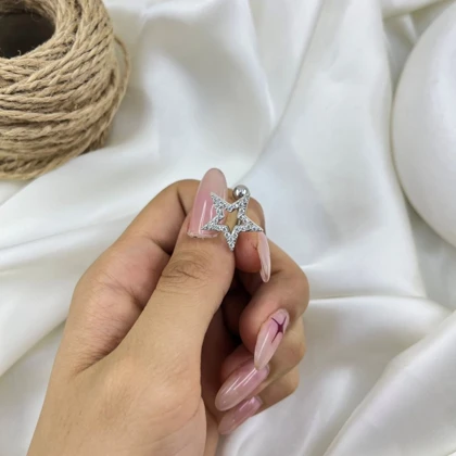 پیرسینگ ناف زنانه مدل آوین طرح ستاره نگین‌دار استیل