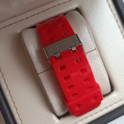 ساعت مچی اسپرت طرح جیشاک 110 رنگ قرمز صفحه طلایی