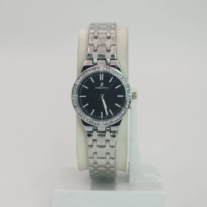 ساعت مچی زنانه اودمار پیگه Audemars Piguet با موتور کواتز و طراحی مینیمال